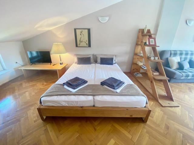 Apartman Top Floor Maisonette In Centre Pula