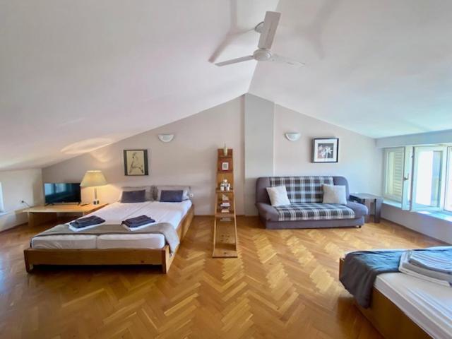 Top Floor Maisonette In Centre *