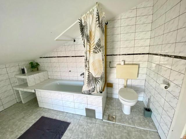 Top Floor Maisonette In Centre *