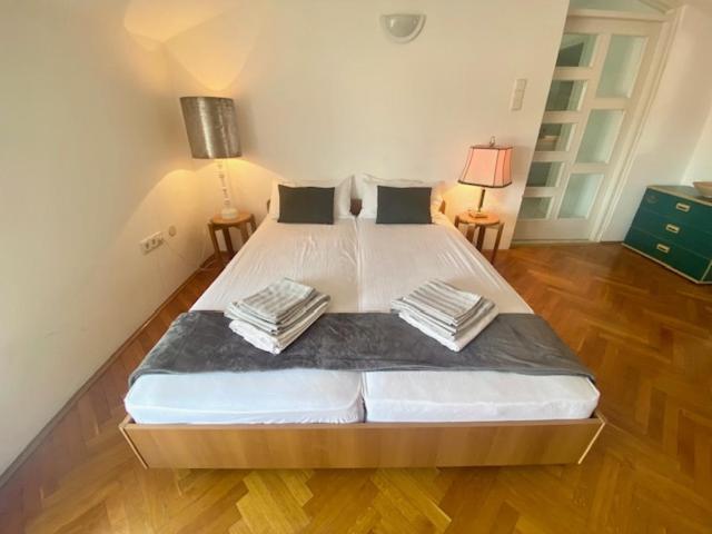 Top Floor Maisonette In Centre Apartment *