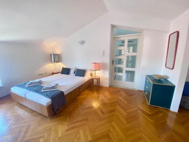 Apartman Top Floor Maisonette In Centre *